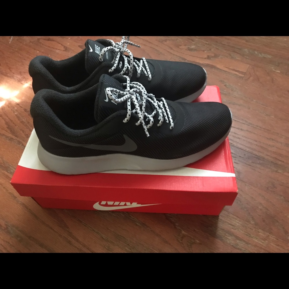Nike Tanjan SE size 11 M
